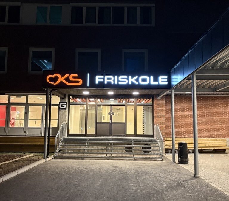 Lysskilt til OKS Friskole