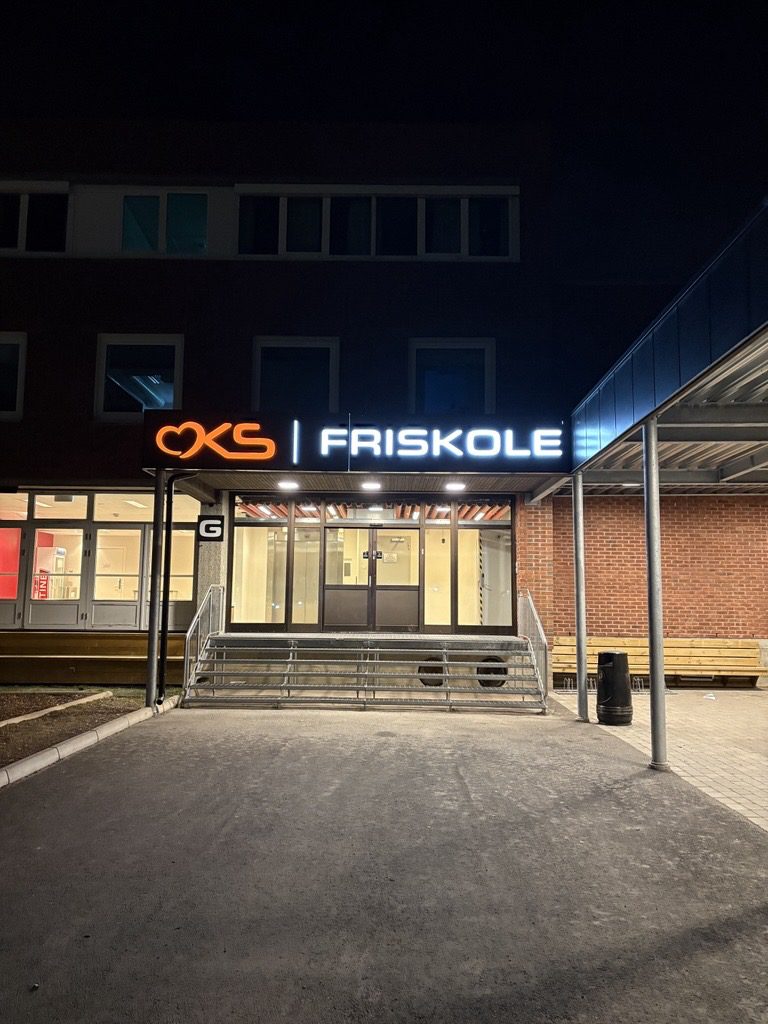 Lysskilt til OKS Friskole